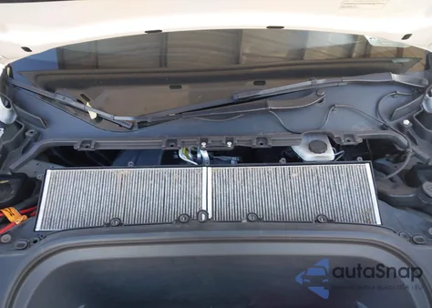 2022 Tesla Model Y Long Range Dual Motor All-Wheel Drive z USA, uszkodzony, nr VIN 7SAYGDEE4NF325837